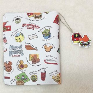 【SALE】合皮製見開きカードケース　ディズニー　パークフード柄(その他)