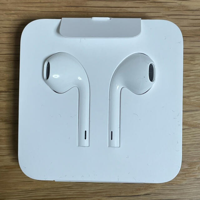 Apple(アップル)のアップル 純正 EarPods w/ Lightning コネクタ イヤフォン スマホ/家電/カメラのオーディオ機器(ヘッドフォン/イヤフォン)の商品写真