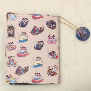 【SALE】合皮製見開きカードケース　ディズニー　アトラクション柄(その他)