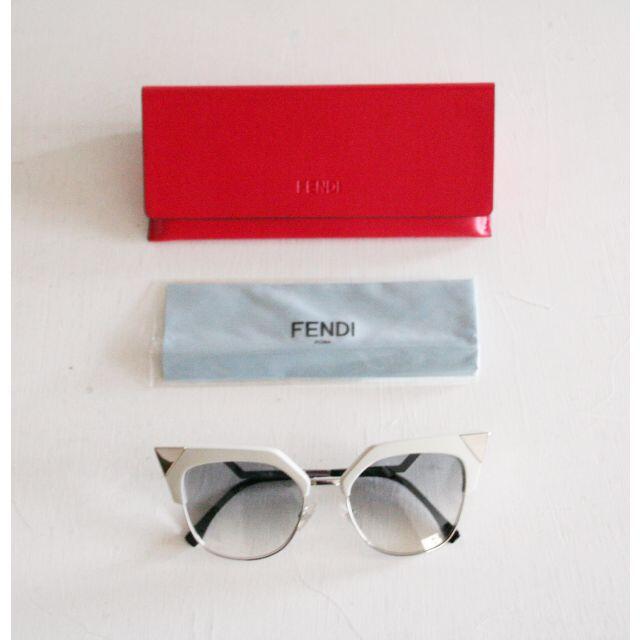 FENDI(フェンディ)のフェンディ キャットアイ★サングラス ベージュ シルバー レディースのファッション小物(サングラス/メガネ)の商品写真