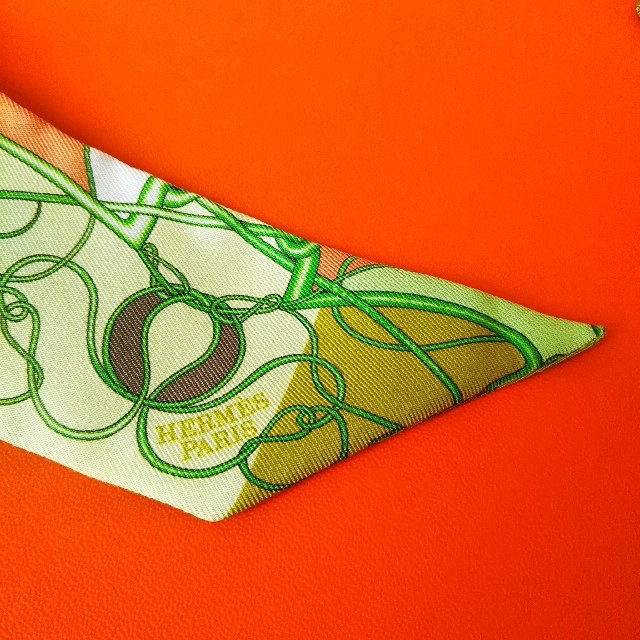 美品 エルメス HERMES ツイリー 馬 花 ピンク系 グリーン系 Hロゴ 美品 エルメス HERMES ツイリー 馬 花 ピンク系 グリーン系 Hロゴ