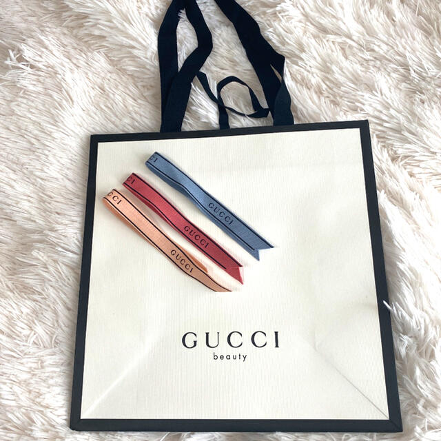 Gucci(グッチ)のグッチ　ショップ袋　グッチオリジナル香水リボンムエット3本付き　美品 レディースのバッグ(ショップ袋)の商品写真
