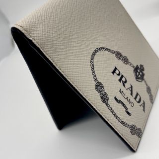 桜 印 プラダ PRADAビッグロゴプリント 二つ折り財布 白 | ccfl.ie