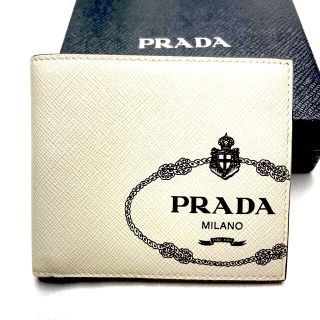 プラダ(PRADA)のプラダPRADA美品 サフィアーノレザー　プリントビッグロゴ　二つ折り財布　白(折り財布)