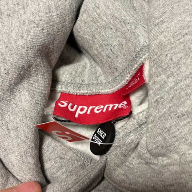 Supreme(シュプリーム)のKAWS Chalk Logo Hooded Sweatshirt メンズのトップス(パーカー)の商品写真