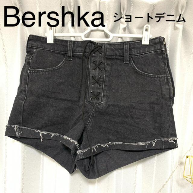 Bershka(ベルシュカ)の【Bershka】ショートデニム 黒 レディースのパンツ(ショートパンツ)の商品写真