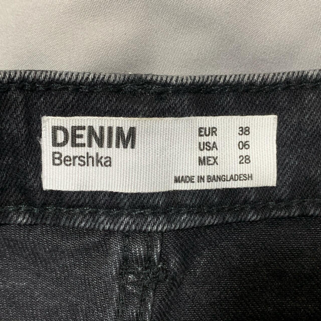 Bershka(ベルシュカ)の【Bershka】ショートデニム 黒 レディースのパンツ(ショートパンツ)の商品写真