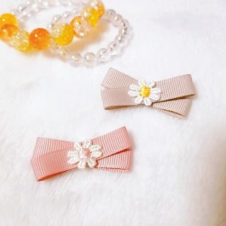 【９】クロスリボン🎀お花　ピンクベージュ　ヘアクリップ　グログラン(ヘアアクセサリー)