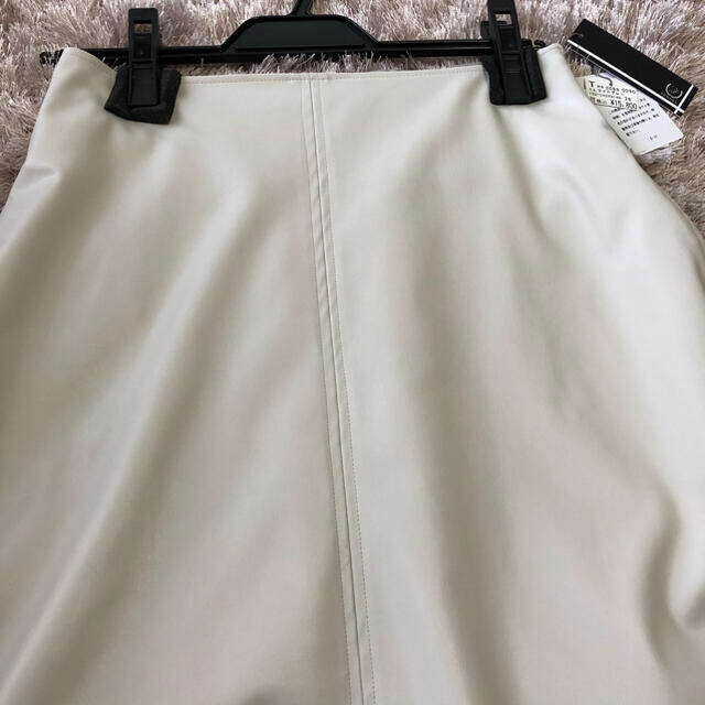 SCOT CLUB(スコットクラブ)のFENNEL フェンネル エコレザーセミフレアスカート ライトグレー レディースのスカート(ロングスカート)の商品写真