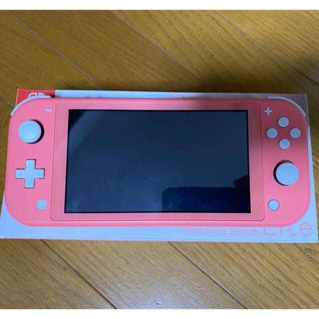 Nintendo Switch(ニンテンドースイッチ)のNintendo Switch Lite コーラル エンタメ/ホビーのゲームソフト/ゲーム機本体(家庭用ゲーム機本体)の商品写真