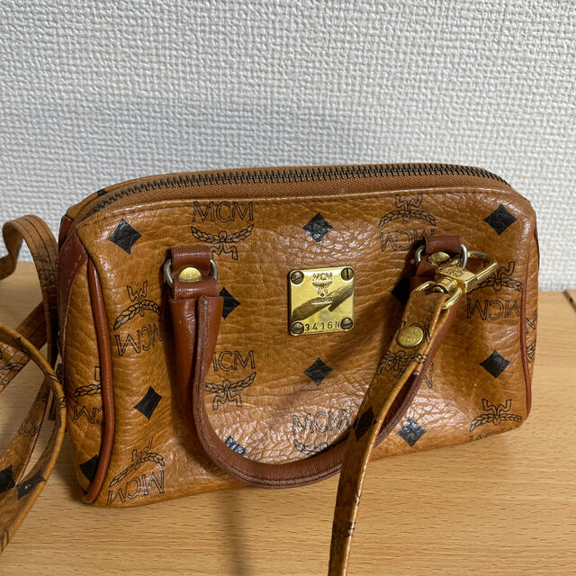 極美品✨MCM トラビア ショルダーバッグ レザー レッド ロゴ金具 ヴィセトス○カラー