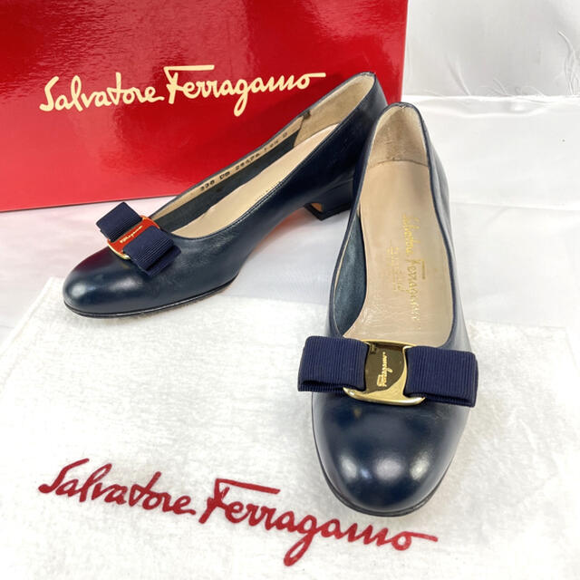 Salvatore Ferragamo(サルヴァトーレフェラガモ)の専用【美品】フェラガモ ヴァラ リボン レザー ローヒール パンプス 6ハーフB レディースの靴/シューズ(ハイヒール/パンプス)の商品写真