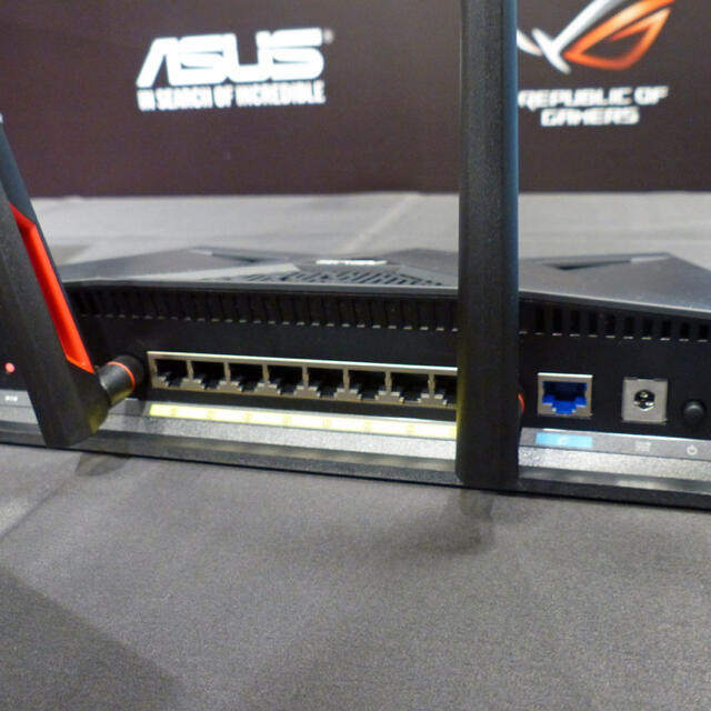 ASUS(エイスース)のASUS ゲーミングルーター　RT-AC88U スマホ/家電/カメラのPC/タブレット(PC周辺機器)の商品写真