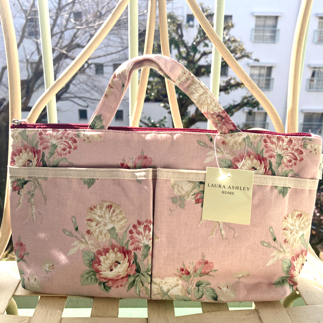 LAURA ASHLEY(ローラアシュレイ)のセシリア　ラズベリー　ミニパック　ローラアシュレイ レディースのファッション小物(ポーチ)の商品写真