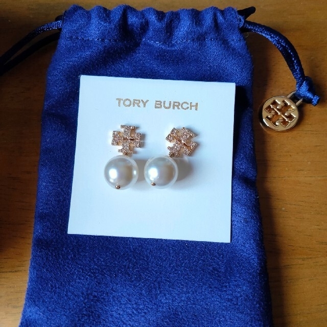 Tory Burch(トリーバーチ)のTORY BURCH　パール　ロゴ　ピアス レディースのアクセサリー(ピアス)の商品写真