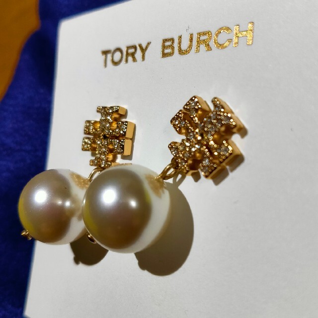 Tory Burch(トリーバーチ)のTORY BURCH　パール　ロゴ　ピアス レディースのアクセサリー(ピアス)の商品写真
