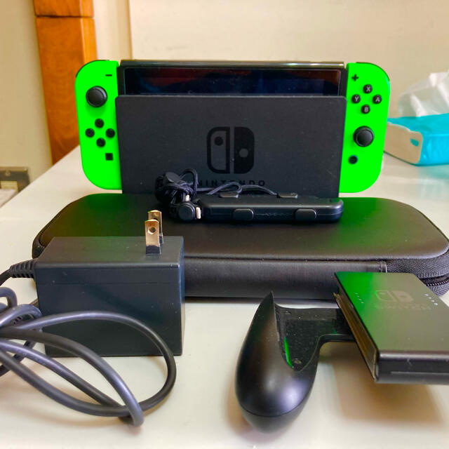 Nintendo Switch(ニンテンドースイッチ)のニンテンドースイッチ　緑／緑 エンタメ/ホビーのゲームソフト/ゲーム機本体(家庭用ゲーム機本体)の商品写真