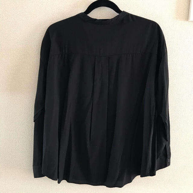 GU(ジーユー)のGU スキッパーシャツブラック 【未使用】 レディースのトップス(シャツ/ブラウス(長袖/七分))の商品写真