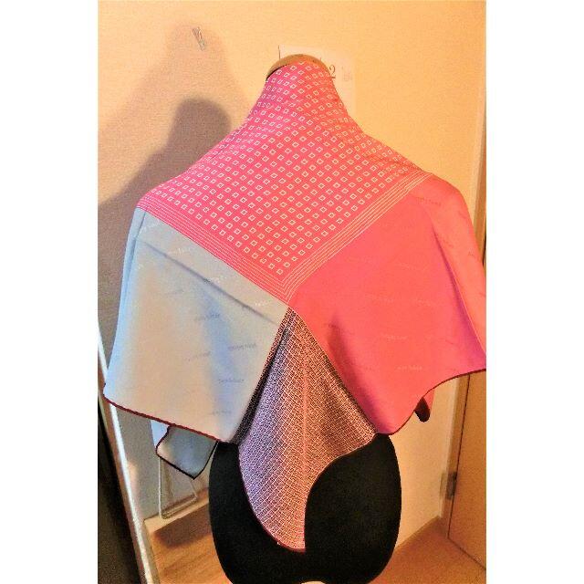 Pierre Balmain(ピエールバルマン)のピエール・バルマン　の淡いピンク・グレー色　シルク中サイズスカーフ レディースのファッション小物(バンダナ/スカーフ)の商品写真