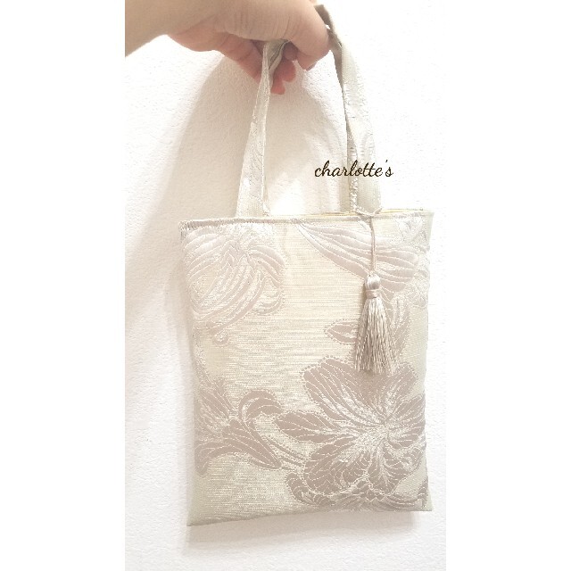 大人のミニバッグ　フォーマルバッグ　オフホワイトベースにお花模様　シックで華やか レディースのバッグ(トートバッグ)の商品写真