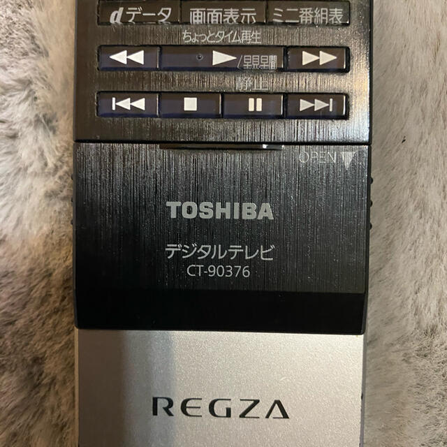 東芝(トウシバ)のTOSHIBA CT-90376  color: BLACK TVリモコン  スマホ/家電/カメラのテレビ/映像機器(その他)の商品写真