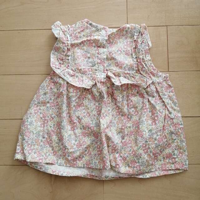 futafuta(フタフタ)の美品　フタフタ　小花柄トップス　チュニック　80 キッズ/ベビー/マタニティのベビー服(~85cm)(シャツ/カットソー)の商品写真