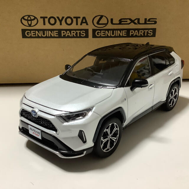 トヨタ(トヨタ)の銀様専用！！トヨタ新型RAV4 PHVミニカーセット エンタメ/ホビーのおもちゃ/ぬいぐるみ(ミニカー)の商品写真