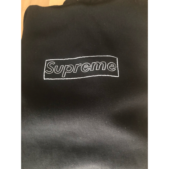 Supreme(シュプリーム)のSupreme Kaws Chalk Logo Hooded メンズのトップス(パーカー)の商品写真