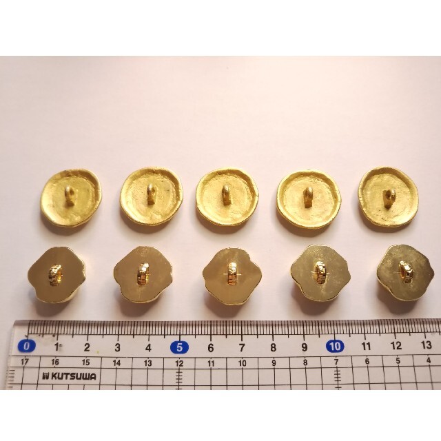 金色ボタン １０個 ハンドメイドの素材/材料(各種パーツ)の商品写真