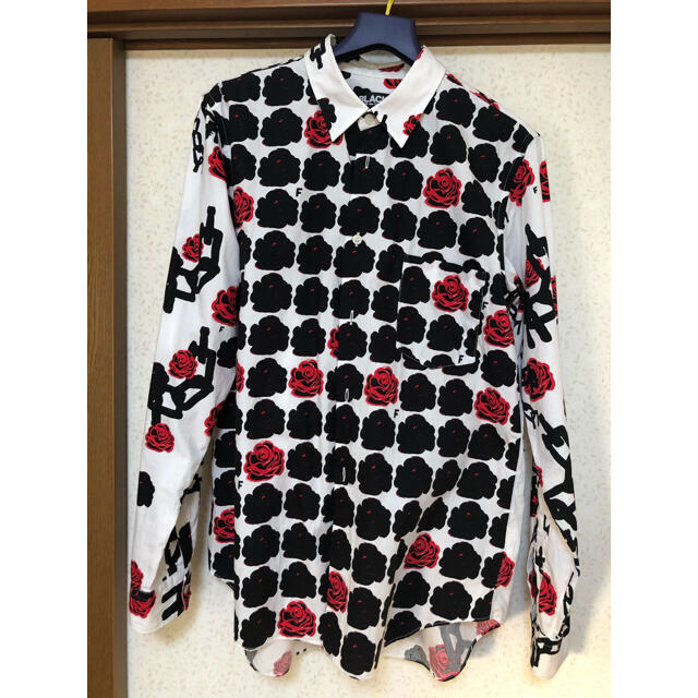 BLACK COMME des GARCONS(ブラックコムデギャルソン)のブラックローズタトゥーシャツ メンズのトップス(シャツ)の商品写真