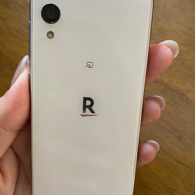 rakuten mini(ホワイト) スマホ/家電/カメラのスマートフォン/携帯電話(スマートフォン本体)の商品写真