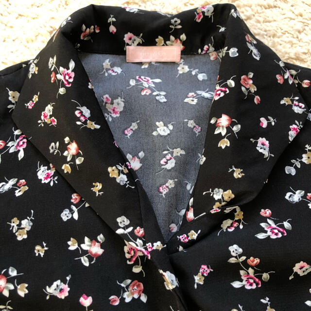 titty&co(ティティアンドコー)の花柄半袖トップス レディースのトップス(シャツ/ブラウス(半袖/袖なし))の商品写真