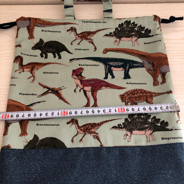 持ち手付体操着袋　30×35 恐竜　体操着袋　お着替え袋　巾着 ハンドメイドのキッズ/ベビー(バッグ/レッスンバッグ)の商品写真