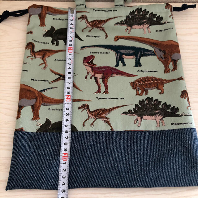 持ち手付体操着袋　30×35 恐竜　体操着袋　お着替え袋　巾着 ハンドメイドのキッズ/ベビー(バッグ/レッスンバッグ)の商品写真