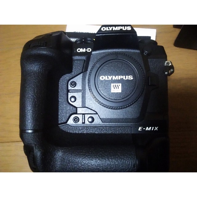 OLYMPUS(オリンパス)のいち様専用　美品　OLYMPUS　E-M1X ボディ　おまけ付き スマホ/家電/カメラのカメラ(ミラーレス一眼)の商品写真