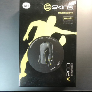 スキンズ(SKINS)のスキンズ　a200 ロングスリーブトップ　メンズ　Mサイズ(トレーニング用品)