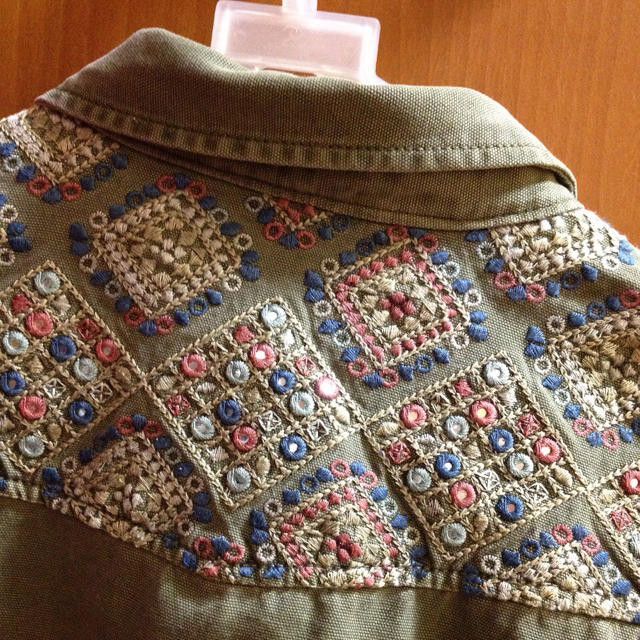 ZARA(ザラ)のZARA ミラー刺繍ミリタリーシャツ レディースのトップス(シャツ/ブラウス(長袖/七分))の商品写真