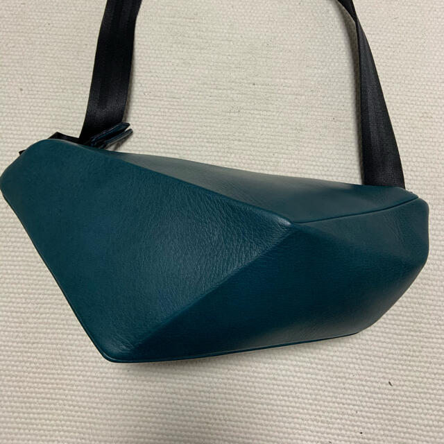 3Dフォルムのレザーボディバッグ GEMER(ジェマー)の通販 by 3Dフォルムのレザーボディバッグ GEMER(ジェマー)の通販 by