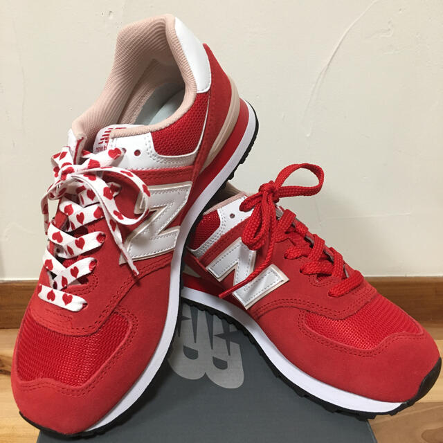 New Balance(ニューバランス)の専用！！【新品】ニューバランス 574 スニーカー（レッド×ハート:23㎝） レディースの靴/シューズ(スニーカー)の商品写真