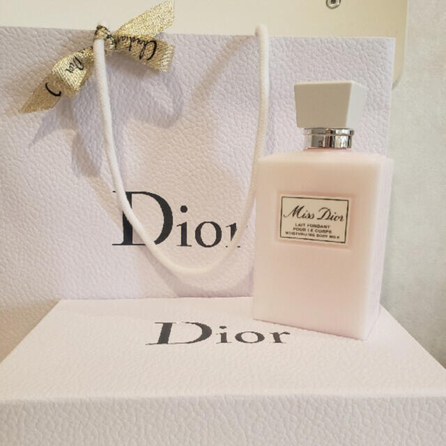 Christian Dior(クリスチャンディオール)の専用　　クリスチャンディオール　ボディミルク　新品未開封 コスメ/美容のボディケア(ボディローション/ミルク)の商品写真