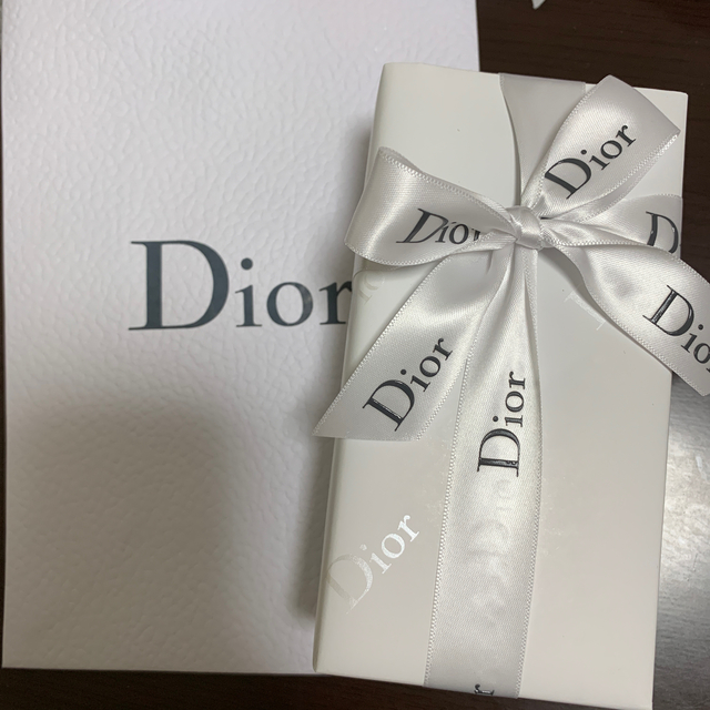 Christian Dior(クリスチャンディオール)の専用　　クリスチャンディオール　ボディミルク　新品未開封 コスメ/美容のボディケア(ボディローション/ミルク)の商品写真