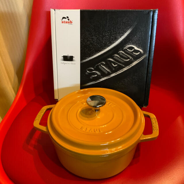 STAUB(ストウブ)の入手難サイズ　18cm ストウブ　ココットラウンド　マスタード インテリア/住まい/日用品のキッチン/食器(鍋/フライパン)の商品写真