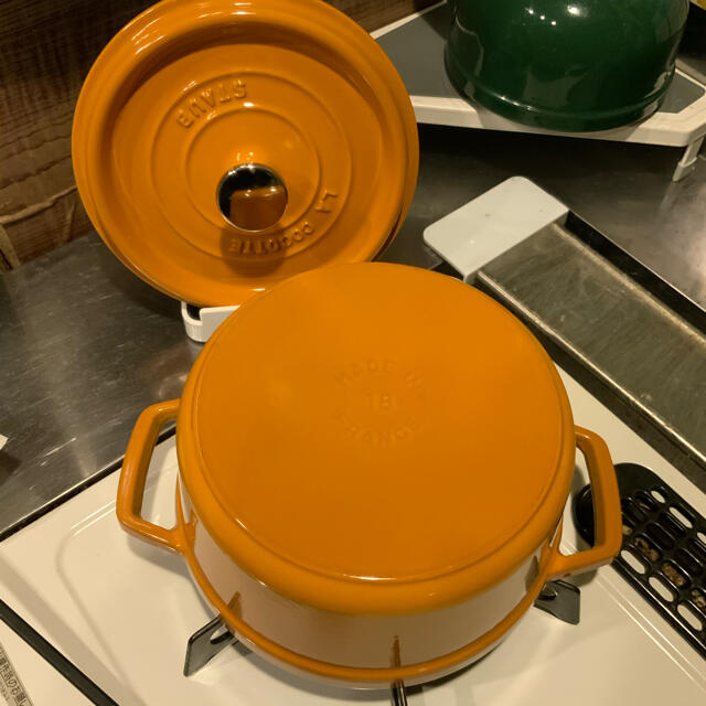 STAUB(ストウブ)の入手難サイズ　18cm ストウブ　ココットラウンド　マスタード インテリア/住まい/日用品のキッチン/食器(鍋/フライパン)の商品写真