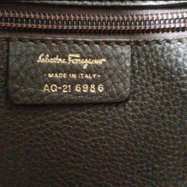 Salvatore Ferragamo(サルヴァトーレフェラガモ)の専用Ferragamo　ウールボアスエードトートバッグ　レザー桜色ベージュ レディースのバッグ(トートバッグ)の商品写真