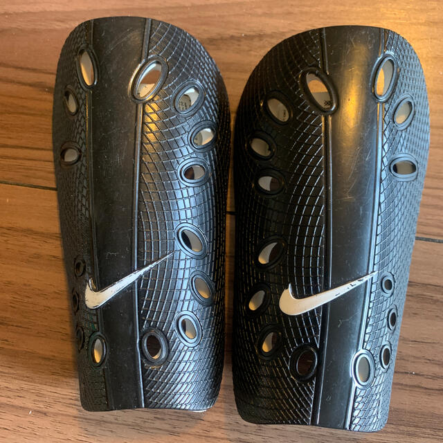 NIKE(ナイキ)のNIKEレガースxs スポーツ/アウトドアの野球(防具)の商品写真