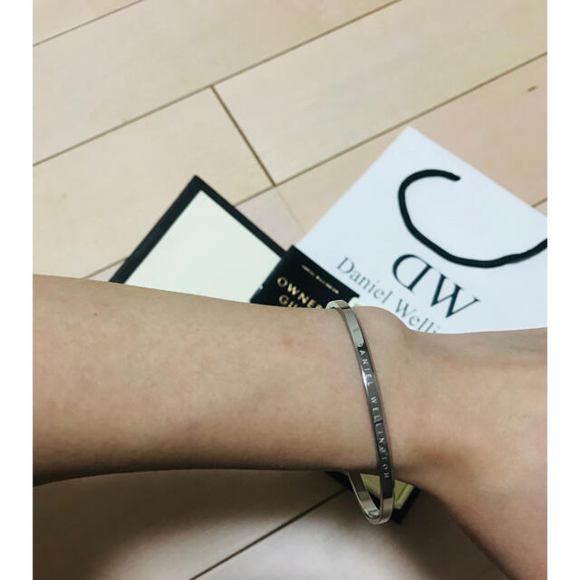 Daniel Wellington(ダニエルウェリントン)のapelila様専用（箱付き）DWバングルシルバーLとS袋1 レディースのアクセサリー(ブレスレット/バングル)の商品写真