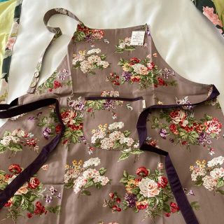 ローラアシュレイ(LAURA ASHLEY)の【新品・未使用】ローラアシュレイ　エプロン　ヘッドスカーブヴズ　グレープ(収納/キッチン雑貨)