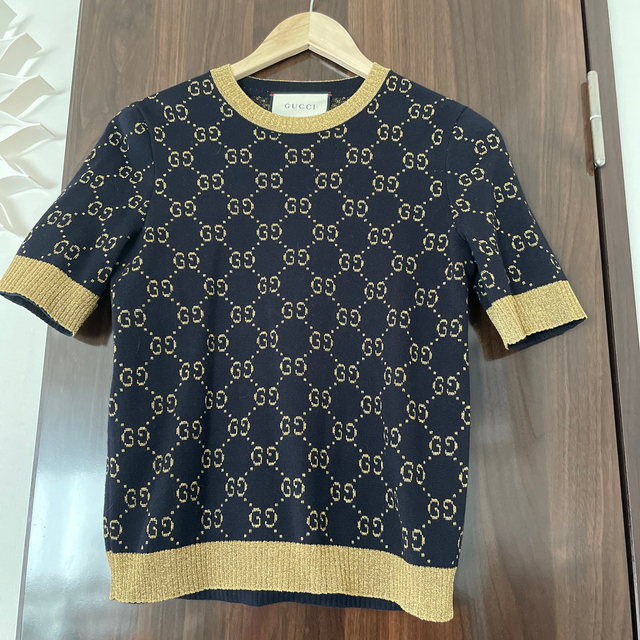 Gucci(グッチ)のグッチ ニット ロゴ 現行品 レディースのトップス(ニット/セーター)の商品写真