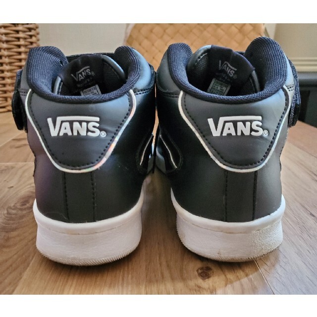 VANS(ヴァンズ)のじゃむ様専用★VANS★ レザー ミッドカットスニーカー 黒 25.0 レディースの靴/シューズ(スニーカー)の商品写真