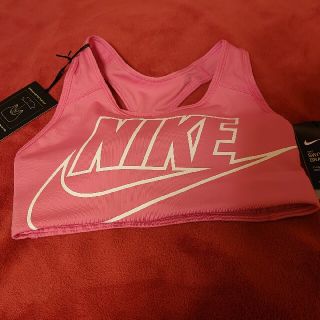 ナイキ(NIKE)のナイキ スウッシュ スポーツブラ ピンク M(トレーニング用品)